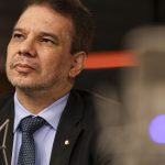 Flávio Bolsonaro admite cobrança a Vorcaro, mas nega crime