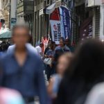 Dólar cai para R$ 4,98, e bolsa sobe em dia de alívio