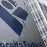 Bolsa cai 2,22%, e dólar volta a subir acima de R$ 5,06
