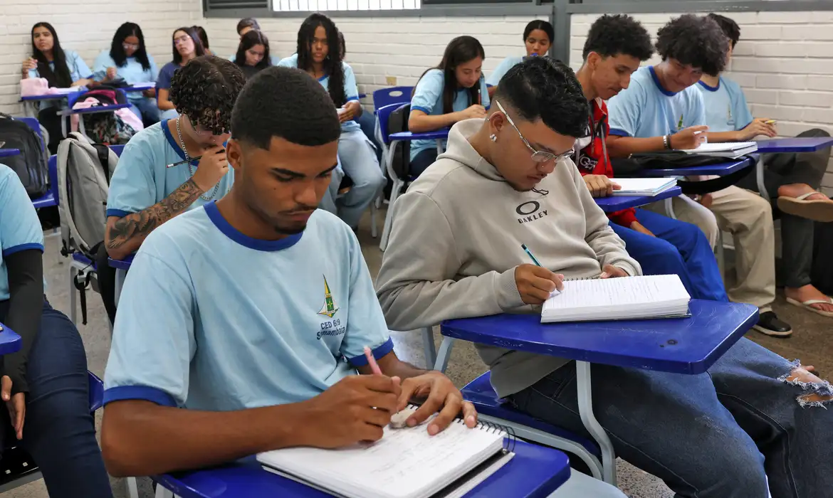 Pé-de-Meia: nascidos em novembro e dezembro recebem parcela de R$ 200