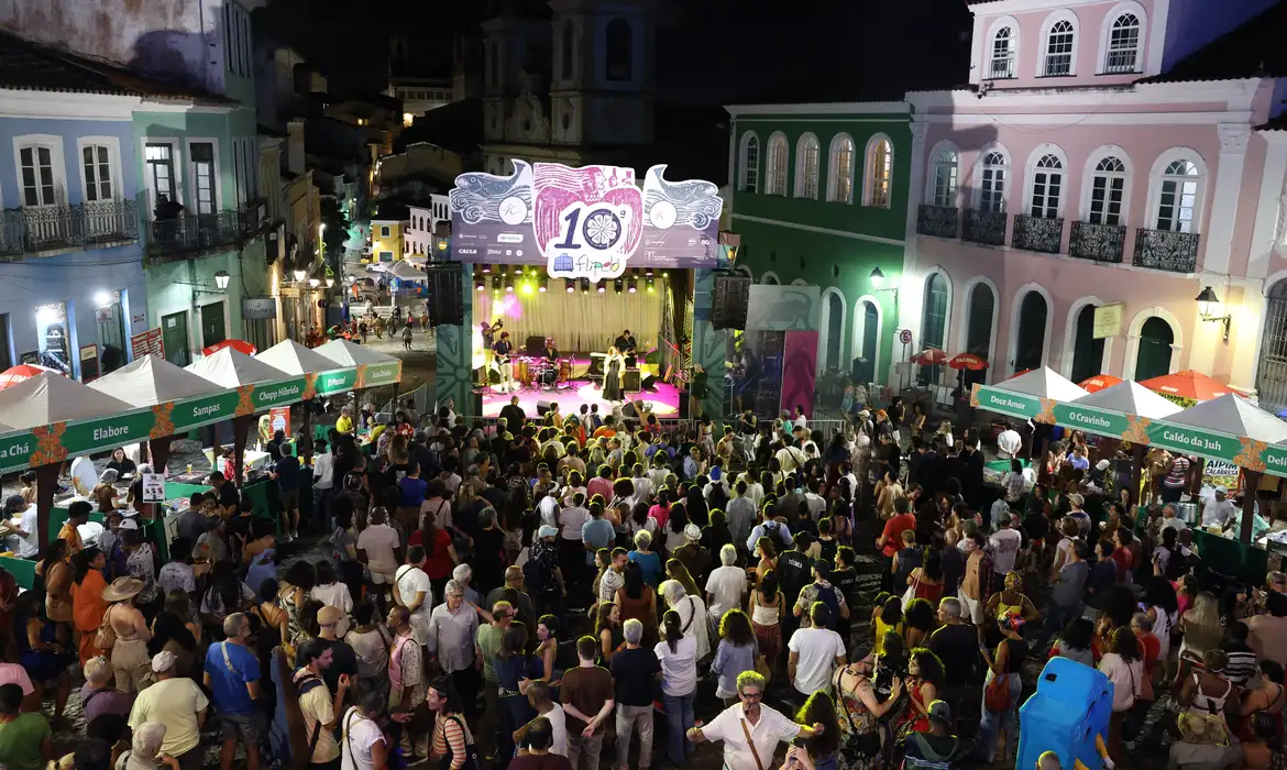 Flipelô começa em Salvador com música, poesia e grande participação