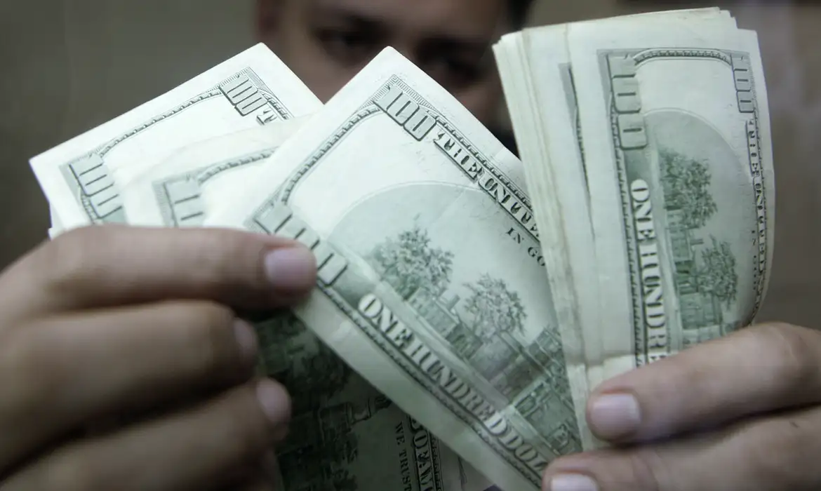 Dólar sobe a R$ 5,19 após tom mais duro de presidente do Fed
