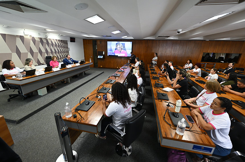 Mulheres com implante contraceptivo banido pedem política de assistência