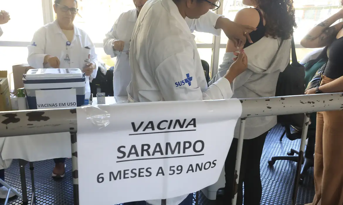 Mais de 795 mil vacinas contra o sarampo foram aplicadas em São Paulo
