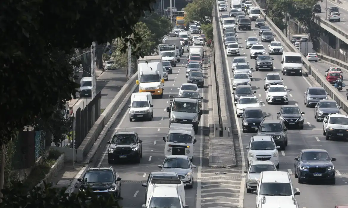 Paralisação de trens causa congestionamento nas ruas de SP