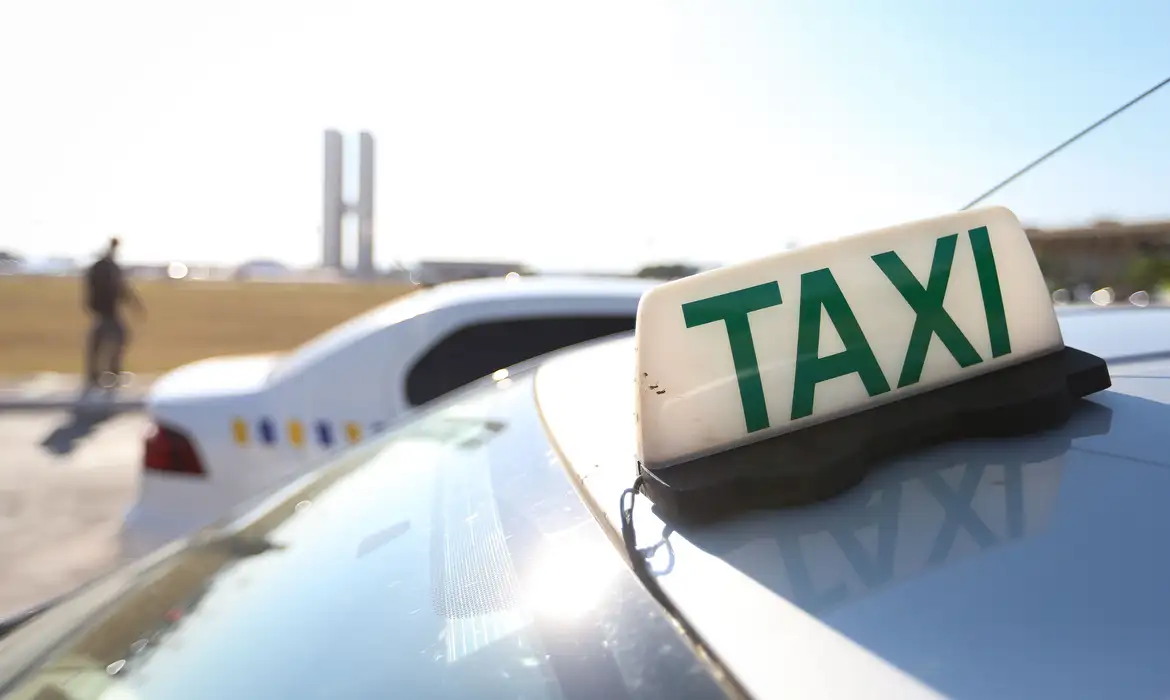 Crédito facilitado para motoristas de app e táxi passa a valer para carros de até R$ 200 mil