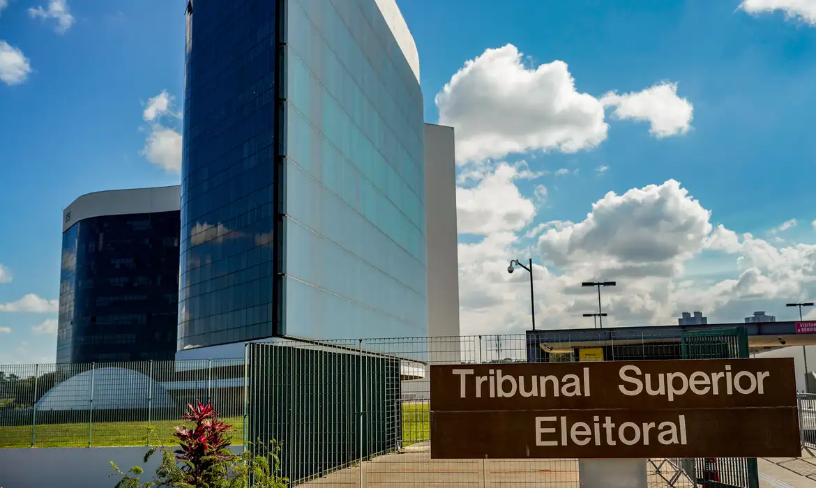 TSE recebe embaixadores nesta segunda para defender urna eletrônica