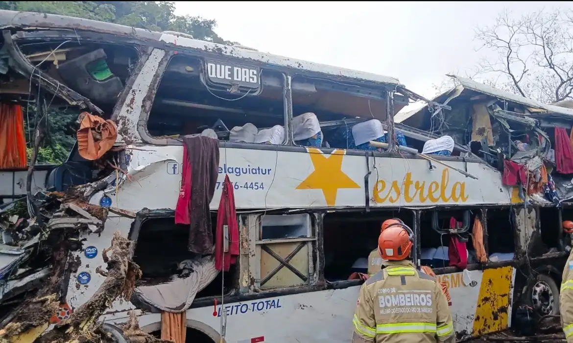 Nove pessoas morrem em tombamento de ônibus em Petrópolis