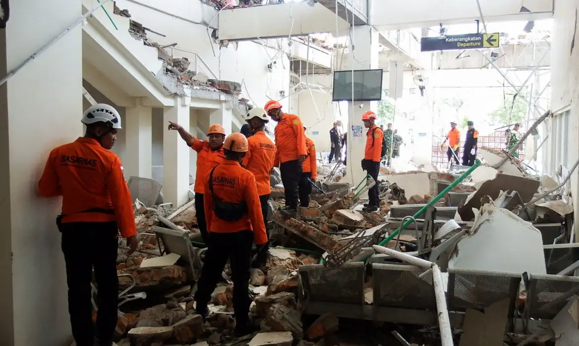 Indonésia: buscas por vítimas de tremor seguem no Dia da Independência