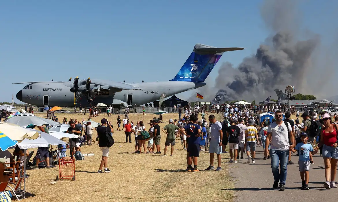 Avião F-4 grego cai durante show aéreo perto de Atenas