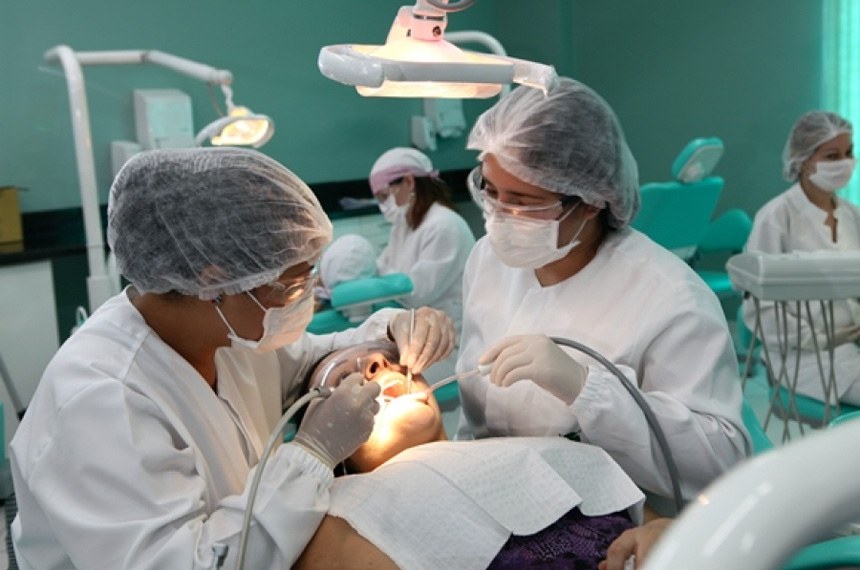 SUS prepara dentistas e técnicos para os novos equipamentos digitais que produzem próteses