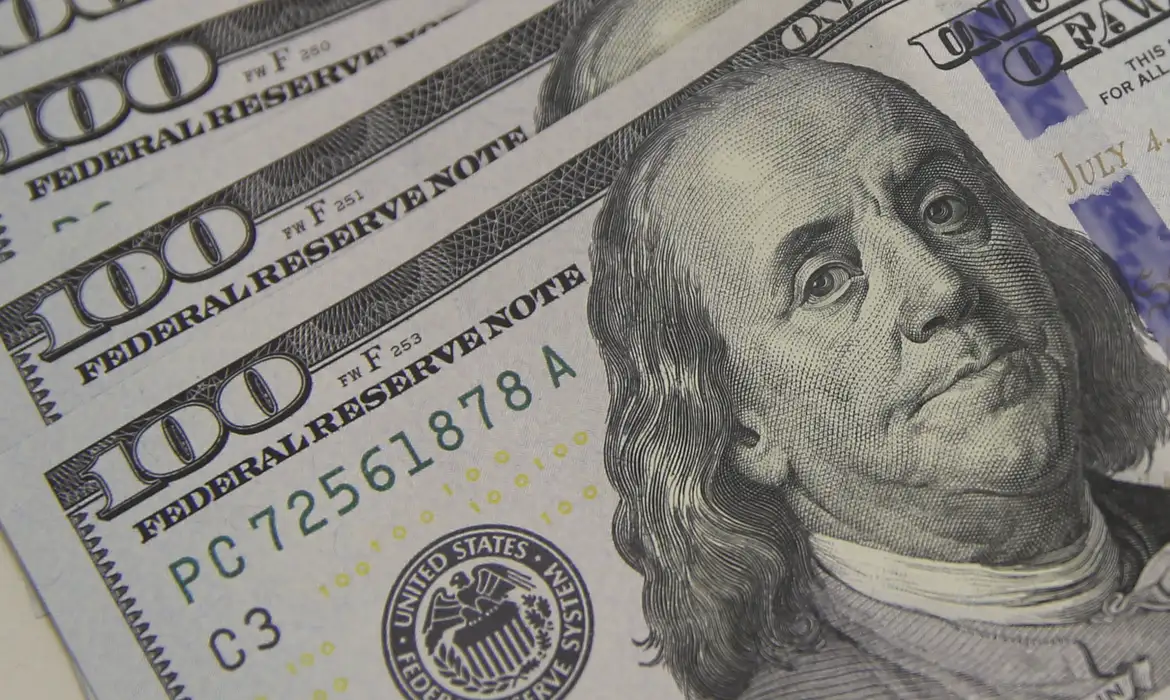 Dólar cai a R$ 5,08 e atinge menor valor em um mês
