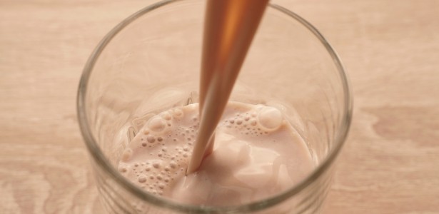 Composição de bebidas vegetais influencia proliferação de bactérias, revela estudo