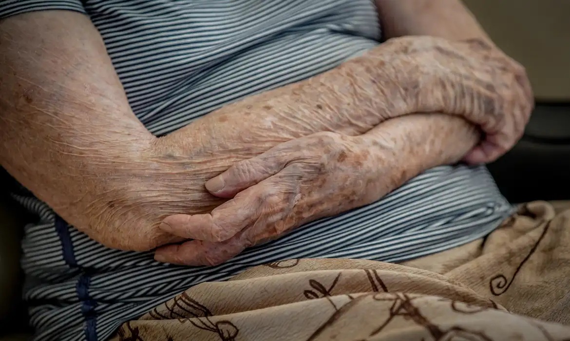 Número de lares com idosos em insegurança alimentar cai em dois anos