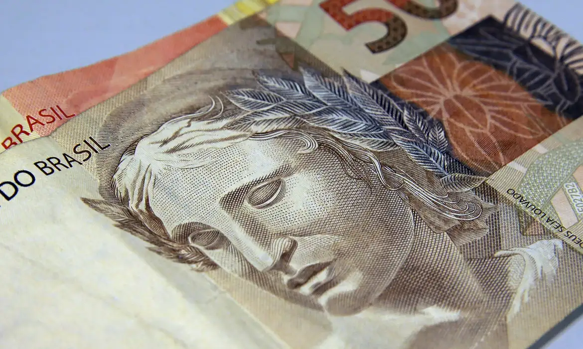 Brasileiros retiram R$ 10,5 bilhões da poupança em agosto
