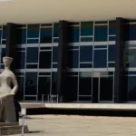 Ex-ministros do STF pedem apuração rigorosa da “mais aguda crise”