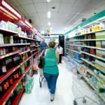 Setor de serviços fica estável em julho e sobe 2,4% em 12 meses