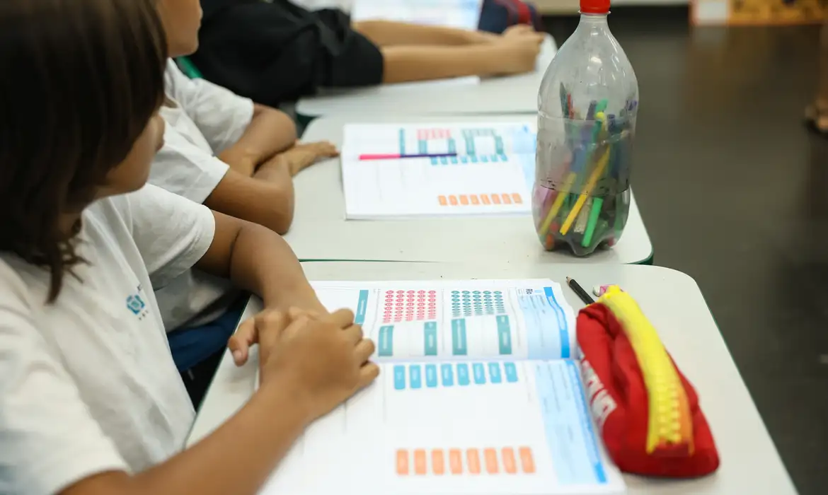Prazo para escolas escolherem livros didáticos para 2027 termina hoje