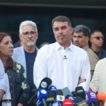 Flávio Bolsonaro chega aos Estados Unidos depois de fugir do Brasil
