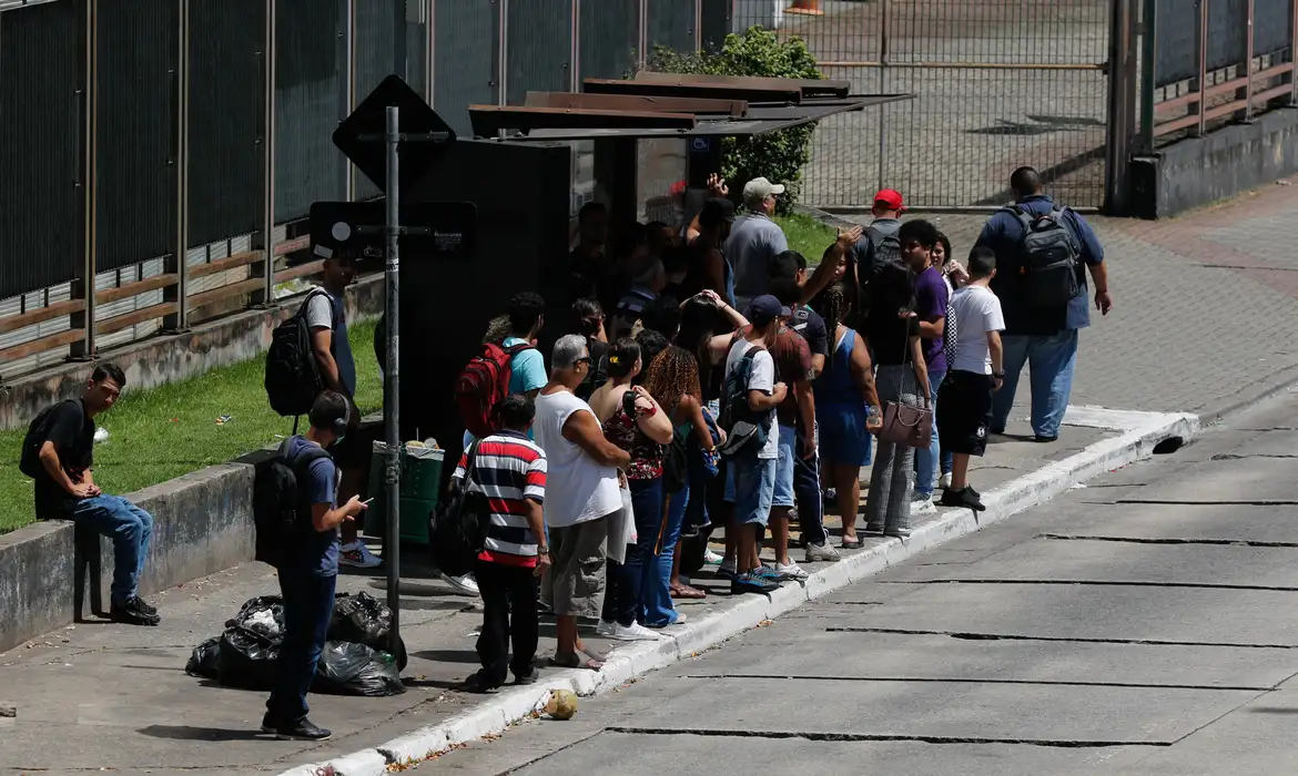 Motoristas de ônibus fazem paralisação na zona sul de São Paulo