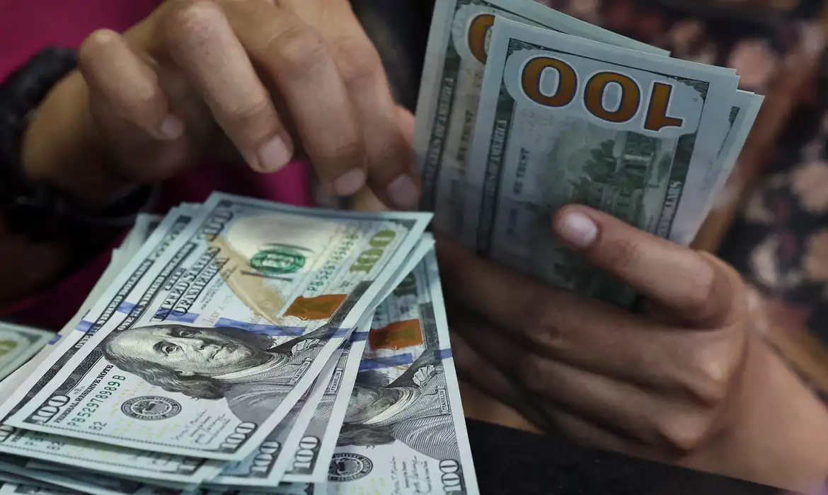 Dólar cai quase 1%, e Ibovespa recua após tombo eleitoral