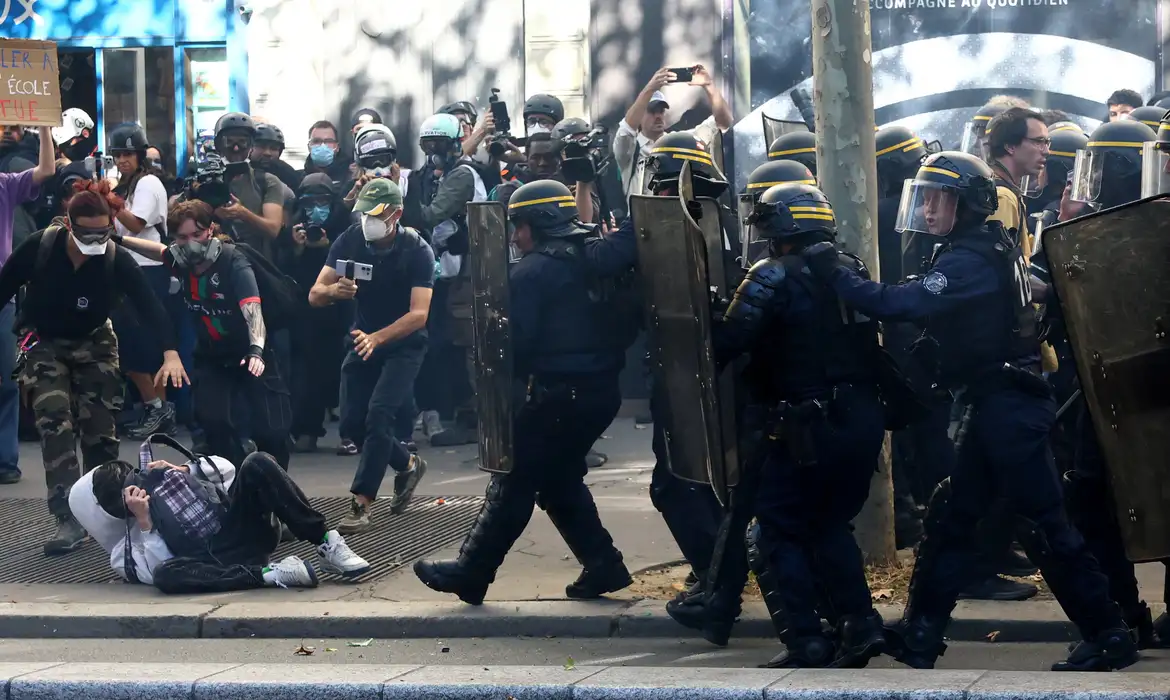 Adolescentes franceses fazem mais um dia de protestos sobre escolas