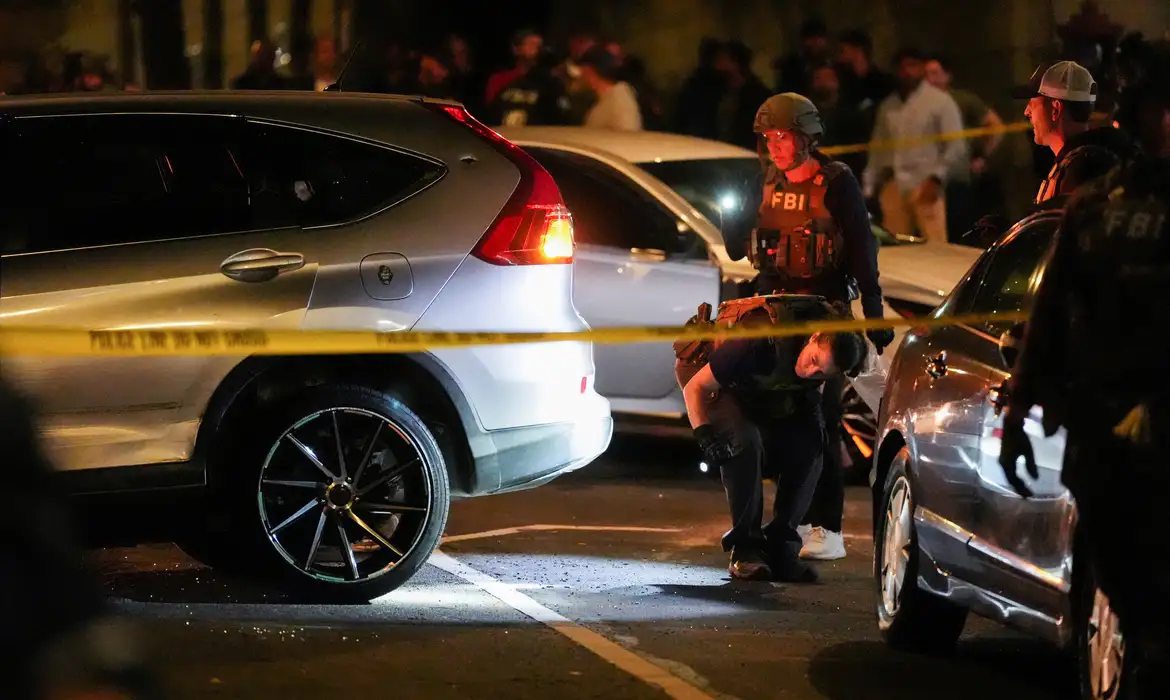 Homem é baleado em Nova York dentro de carro por agentes do ICE