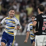 Leão XIV sobe ao papamóvel pela primeira vez desde cirurgia de câncer