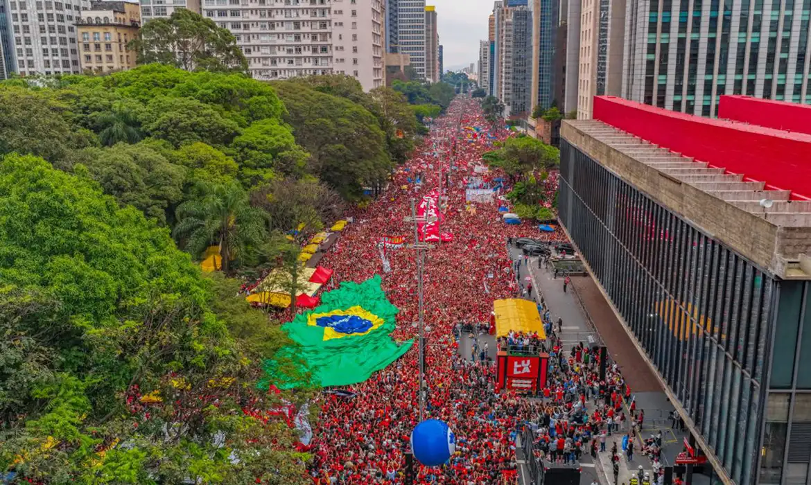 Campanha de Lula aciona TSE após post falso sobre comício na Paulista