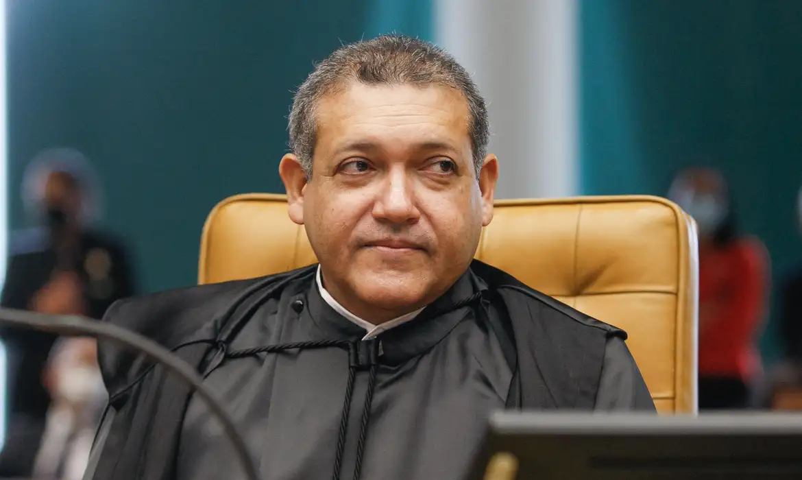 Nunes Marques suspende novos posts e seguidores no Exército do Lula