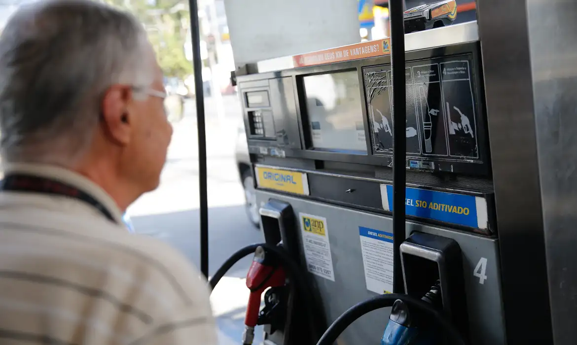 Governo prorroga por um mês subvenção de R$ 2,12 ao diesel