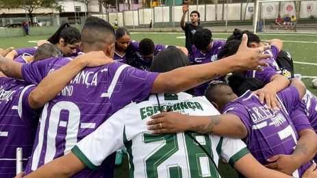 Elas em campo: futebol, paixão e resiliência