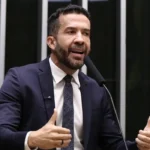 Janones poderá ter alta em 48 horas, diz boletim médico