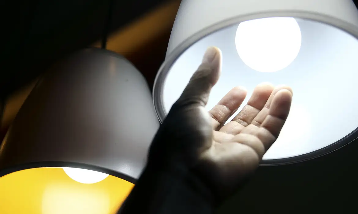 Prévia da inflação de outubro é menor, com queda de preços de água e luz