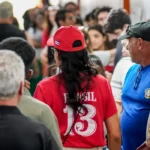 Fuga e carta golpista ampliam isolamento de Flávio Bolsonaro