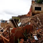 Motorista infarta e engavetamento de 20 veículos deixa feridos no Rio