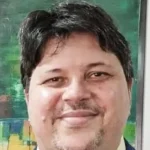Flávio Bolsonaro participa de missa na Catedral de Brasília