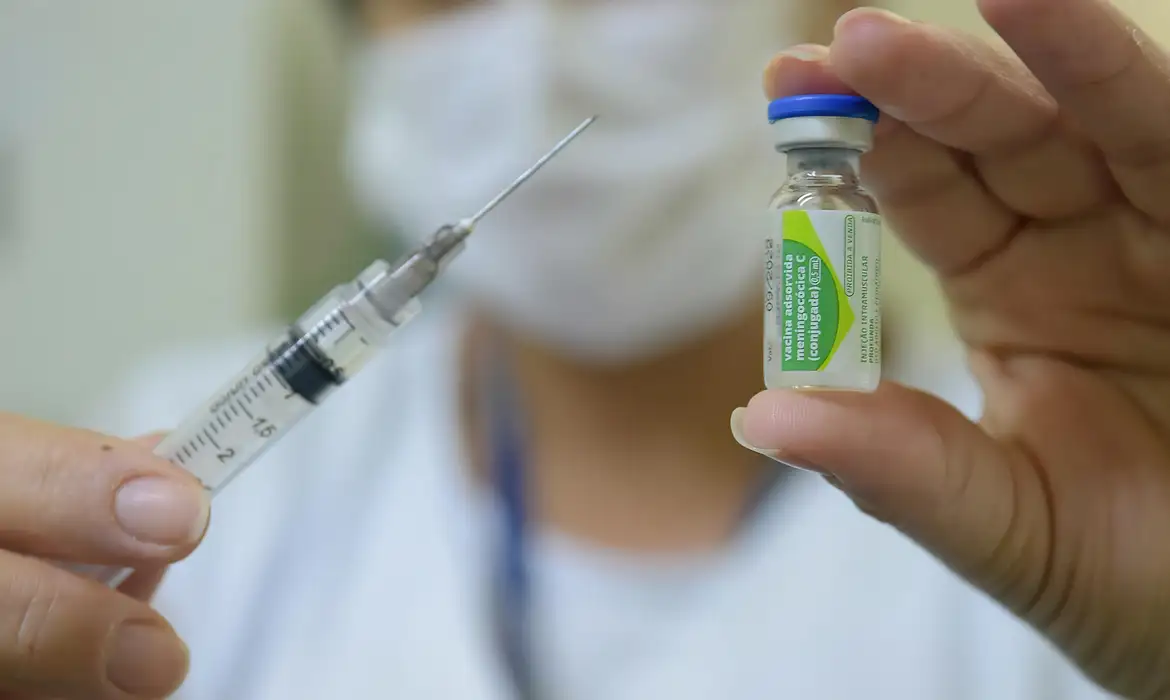Saúde desenvolve painel para monitorar cobertura vacinal contra meningite em adolescentes
